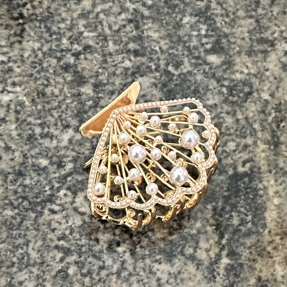 Accessories - ❣️5|$25❣️Elegant Gold and Pearl Women's Jewelry hair Clip